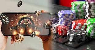 Tampilan meja Domino QQ di basket 168 menampilkan kartu pemain dan pot